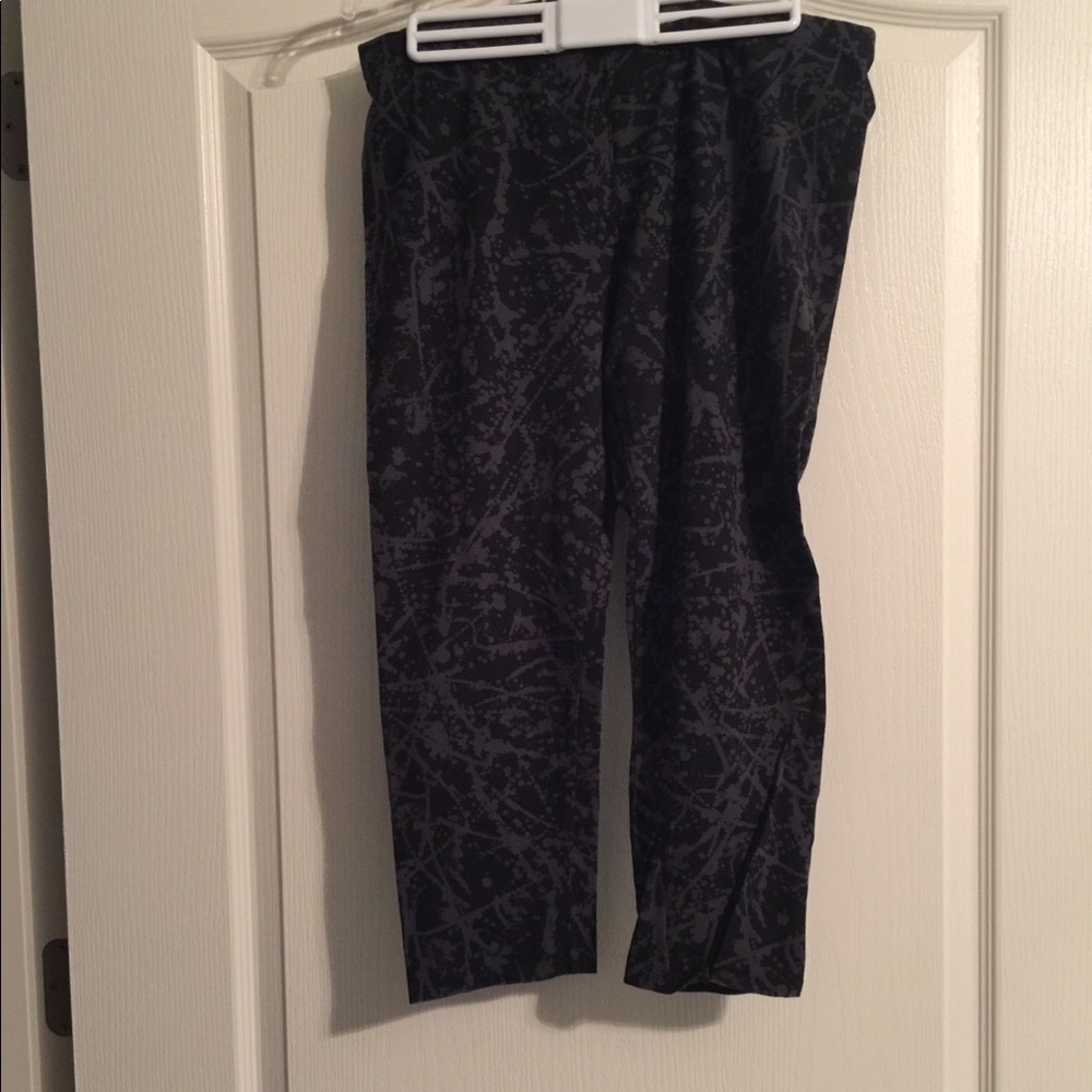 Black Capri Leggings w Gray Paint Splatter Print